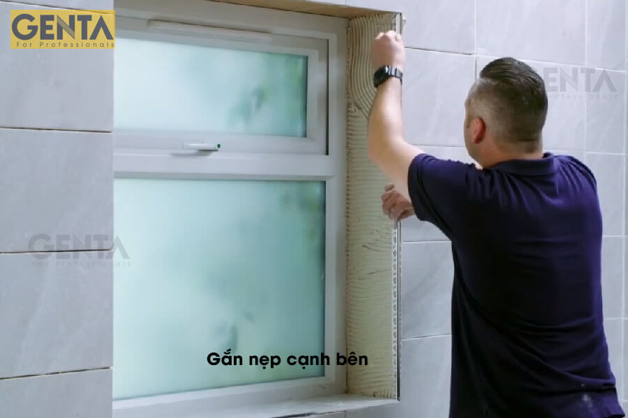 Cách gắn nẹp ốp gạch khu vực lỗ cửa