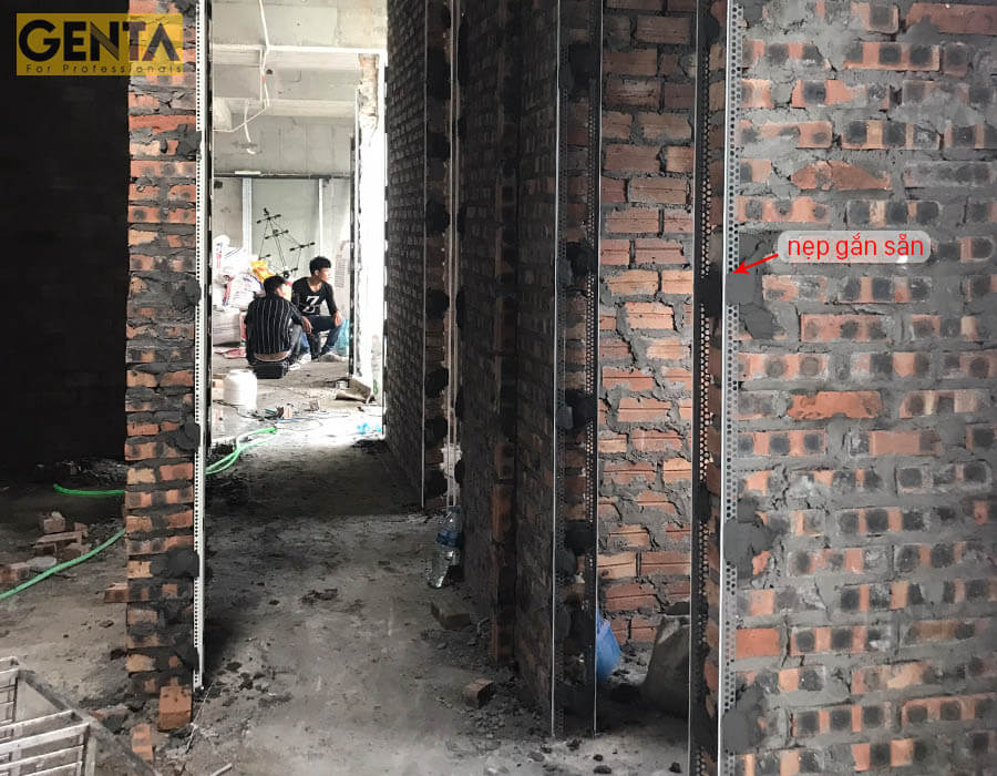 Thợ gắn nẹp trước khi tô trát để công việc thi công nhanh hơn