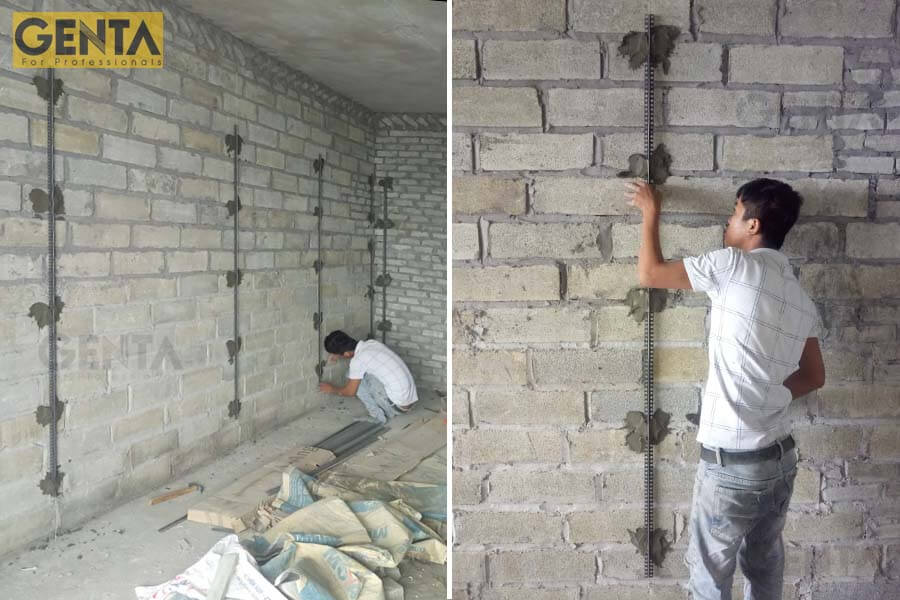 Công nhân thi công gắn nẹp mốc trát