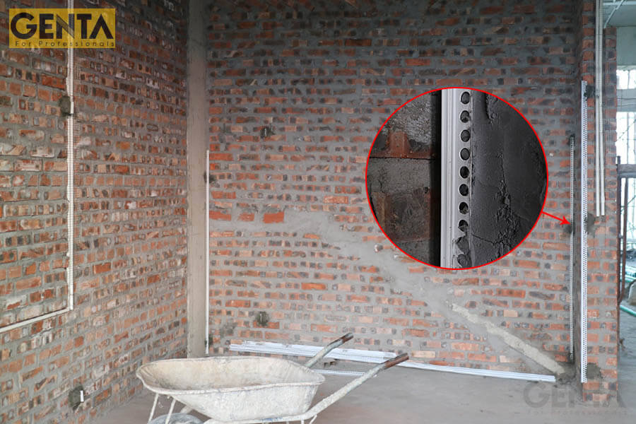 Nẹp trát góc âm được gắn sẵn trước khi thi công trát tường