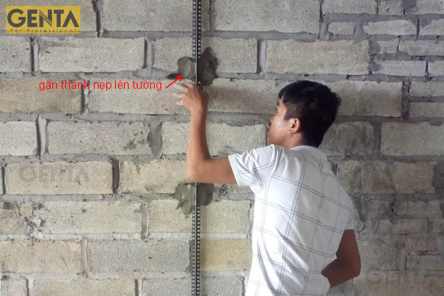 Thợ thi công gắn nẹp mốc trát tường