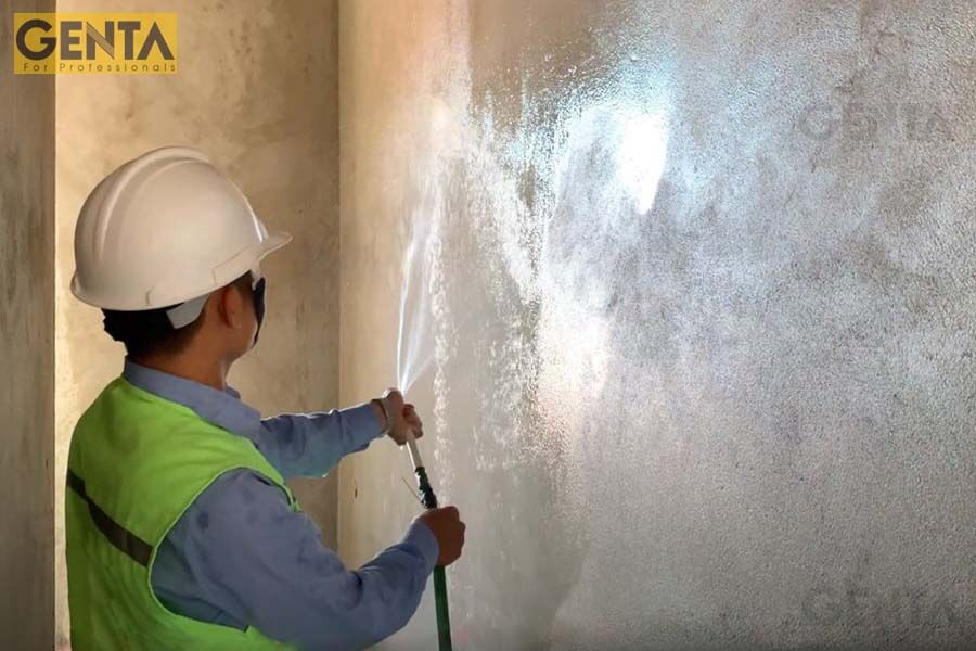 phun nước bảo dưỡng tường sau khi thi công xong