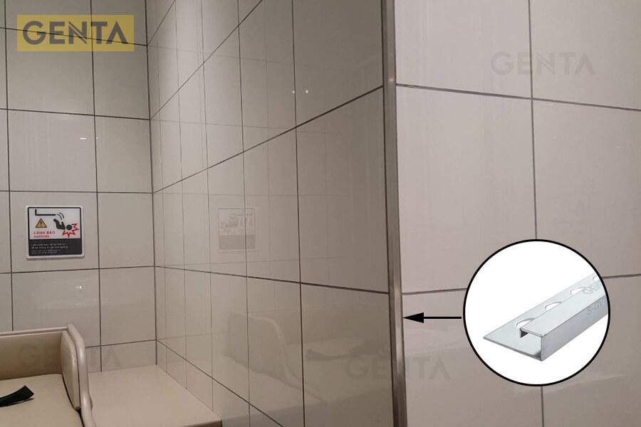 Khu vực phòng vệ sinh AEON Mall Hà Đông dùng nẹp inox bo góc vuông để trang trí