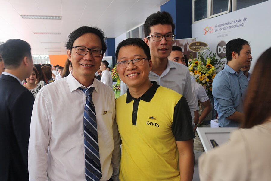 Đại diện Genta chụp hình cùng thứ trưởng Nguyễn Đình Toàn