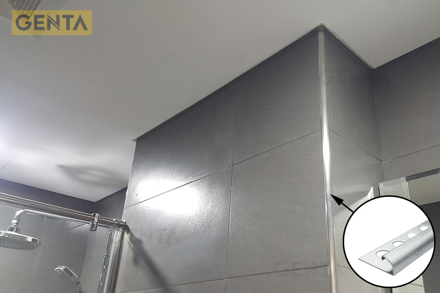 Khu vực vệ sinh của AEON Mall Hà Đông sử dụng nẹp inox bo tròn của Genta