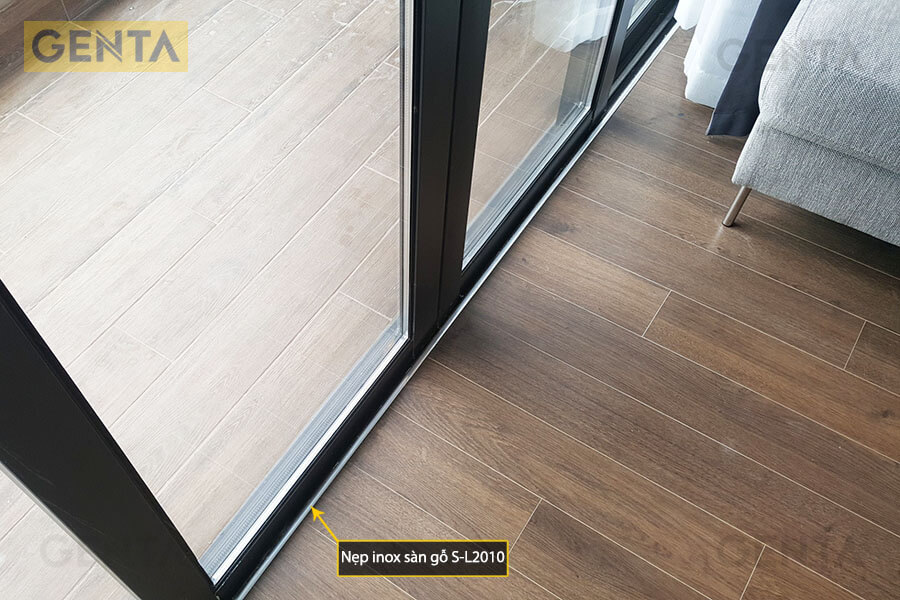 Nẹp sàn gỗ chữ L S-L2010 ứng dụng tại khu vực sàn gỗ giao với cửa ra vào