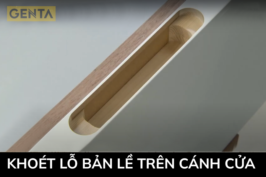 Đục khoét lỗ trên cánh cửa